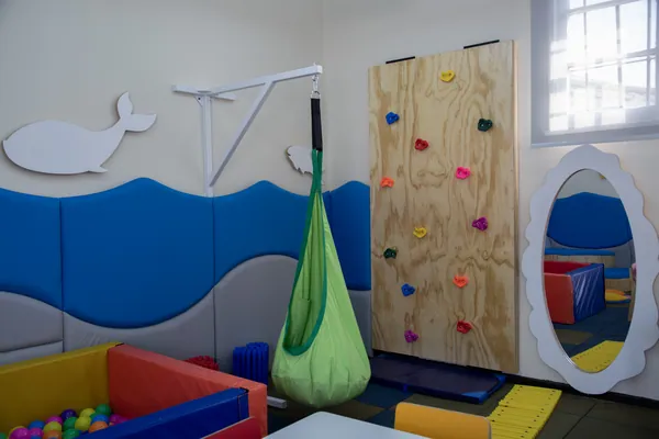Hamaca, muro de escalada y espejo · Sala de Calma y Sensorial, Escuela Santa Teresita de Independencia