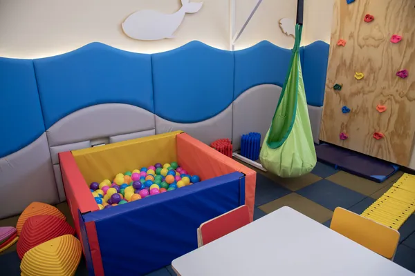 Piscina de pelotas y hamaca de una sala sensorial escolar