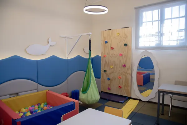 Mesas y zona blanda · Sala de Calma y Sensorial, Escuela Santa Teresita de Independencia