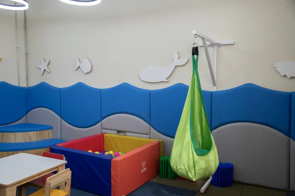 Vista general de una sala de calma y sensorial en un colegio