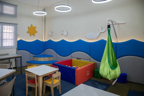 Mesas de trabajo y zona blanda · Sala de Calma y Sensorial, Escuela Santa Teresita de Independencia