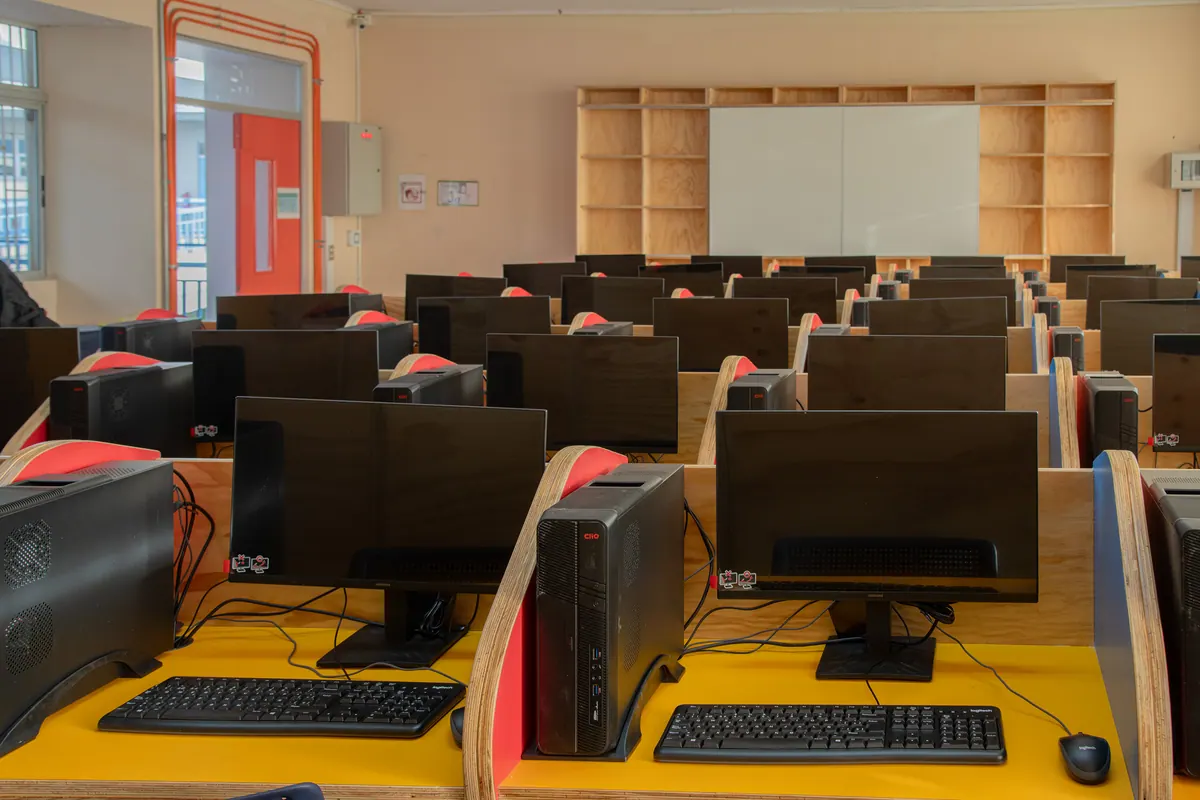 Puestos de computación con divisiones rojas y cubierta amarilla