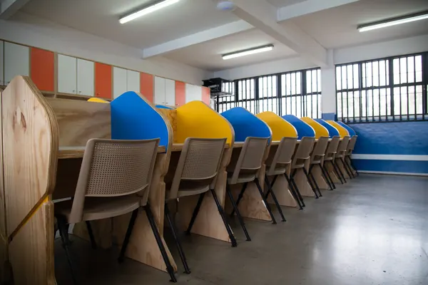 Divisiones amarillas y azules · Sala de informática, Forma y Color
