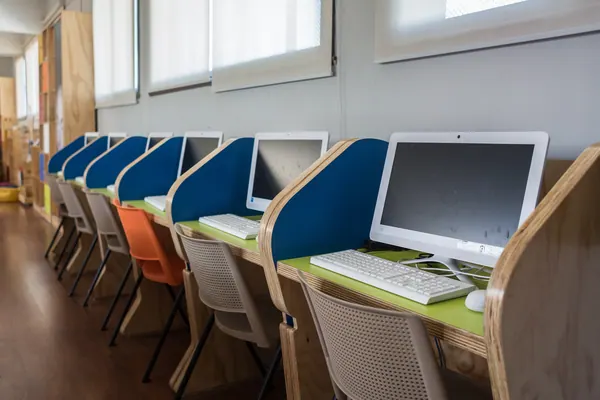 Módulos ovalados con divisiones azules · Sala de informática, Forma y Color
