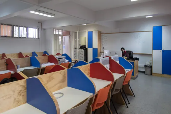 Divisiones rojas y azules · Sala de informática, Forma y Color