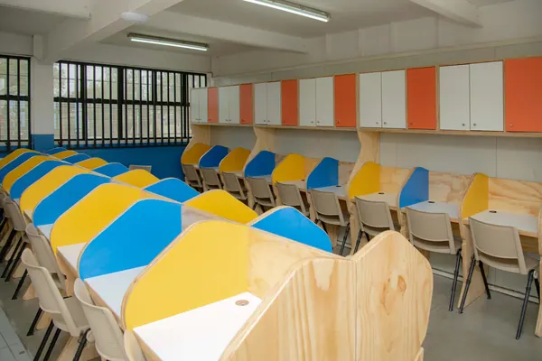 Columna doble amarilla y azul · Sala de informática, Forma y Color