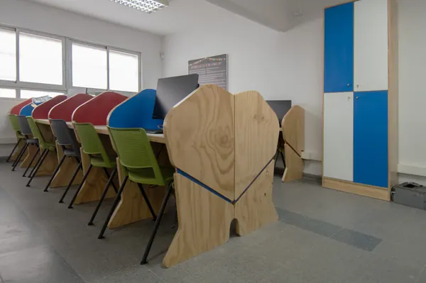 Cabecera de terciado · Sala de informática, Forma y Color