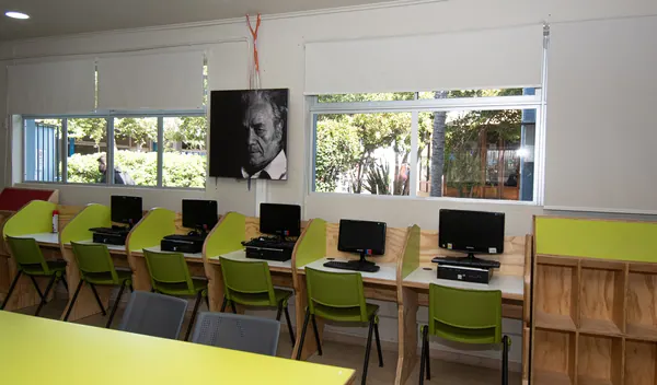 Puestos con cubierta verde · Sala de informática, Forma y Color