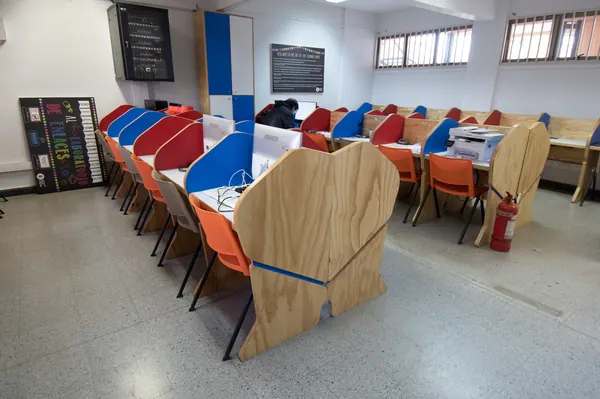 Cabecera de terciado en columna doble · Sala de informática, Forma y Color