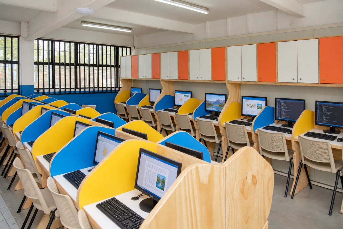 Curso trabajando en una sala de informática renovada por Forma y Color